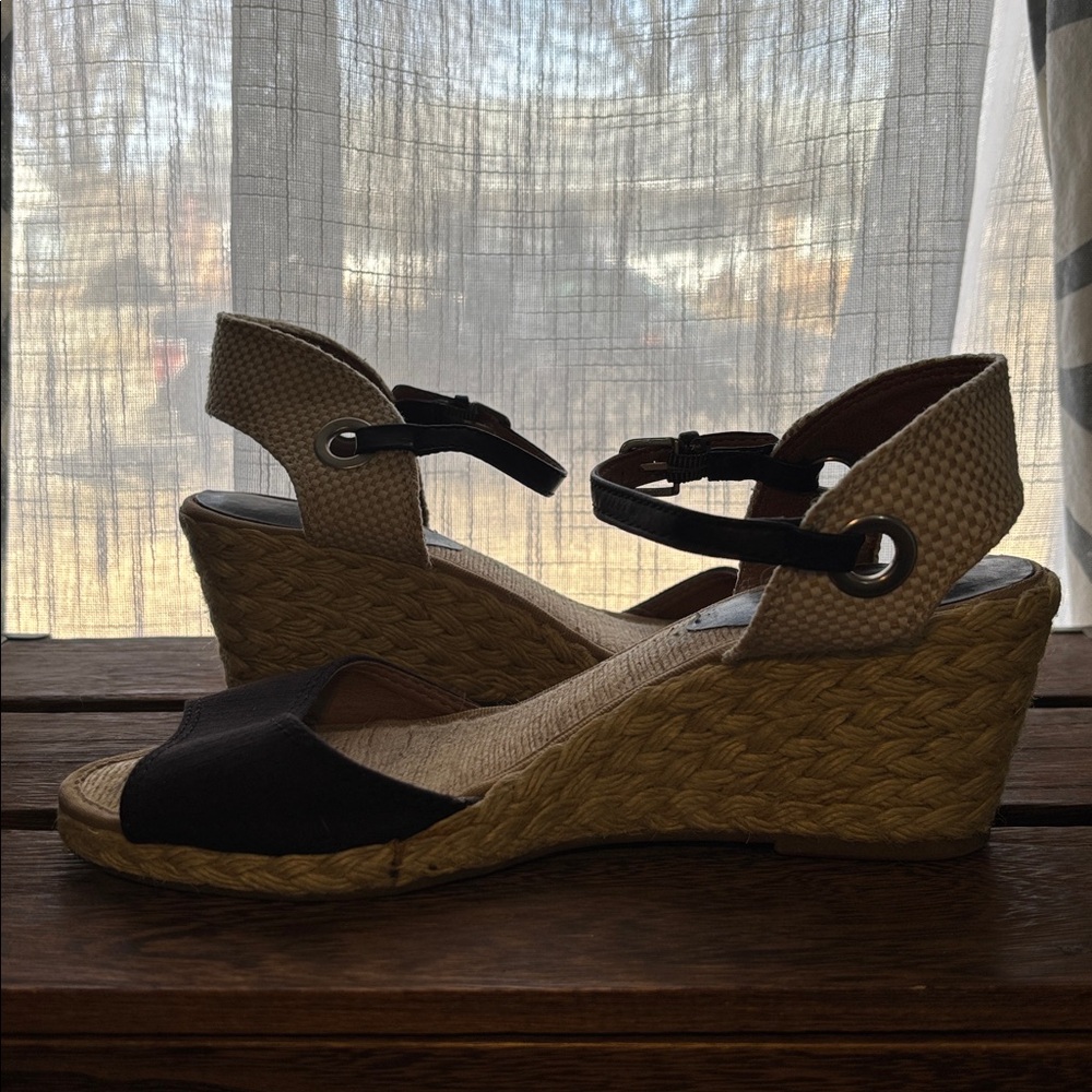 Lucky Brand Black Wedge Sandals - Picture 6 of 9